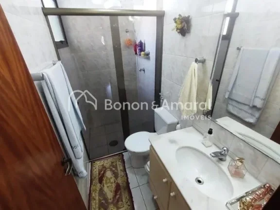 Imagem Apartamento com 3 dormitórios, todos com armários embutidos, incluindo 1 suíte. O imóvel possui ...