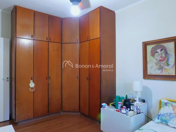 Imagem Casa térrea no San Conrado, em área de preservação ambiental, localizada em frente à praça e e...