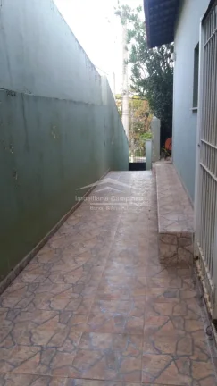 Imagem Casa bem localizada, ampla área construída. O imóvel contem 3 quartos, sendo 1 suíte, salas de e...