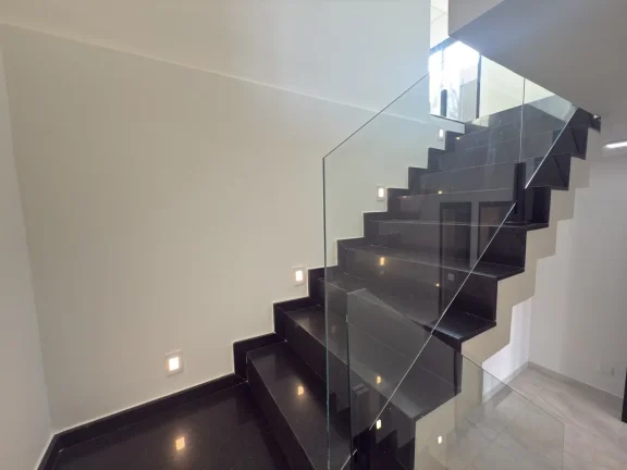 Imagem Casa a venda com 3 suítes, 4 vagas e piscina deslumbrante.