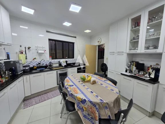 Imagem Oportunidade Única! Casa Sobreposta Baixa, Isolada, 3 Suítes e Localização Privilegiada!