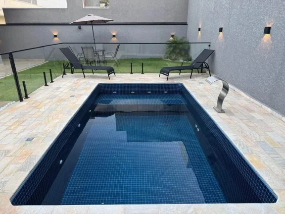 Imagem Casa térrea moderna e completa em condomínio fechado, semi mobiliada.