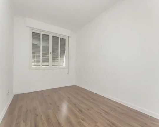 Imagem Apartamento com living para 02 ambientes, piso delaminado, 03 dormitórios, 01 aberto para ampliar a...