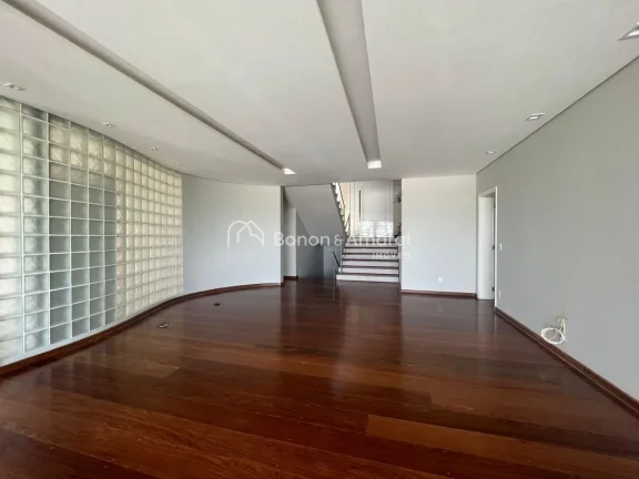 Imagem Linda casa de alto padrão, recém reformada! A residência possui living para vários ambientes, sa...