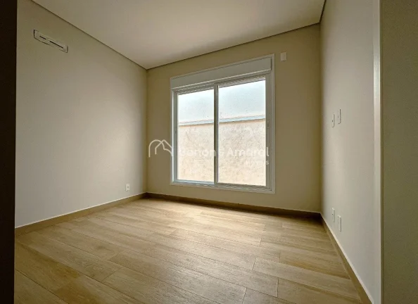 Imagem Casa de Alto Padrão com Projeto Contemporâneo e Acabamento Impecável

Esta casa de arquitetura co...