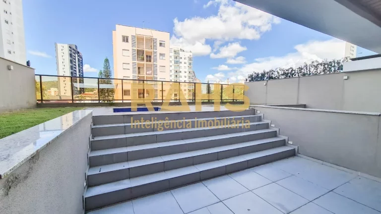 Imagem Amplo giardino no bairro América de Joinville! O Apartamento conta com 3 suítes, 2 salas, 5 banhei...