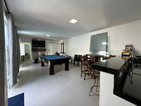 Imagem Casa de alto padrão mobiliada com 3 suítes e 2 vagas de garagem na Ressacada em Itajaí