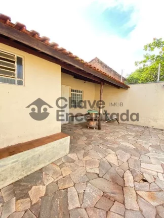 Imagem Casa grande com piscina e sustentabilidade.