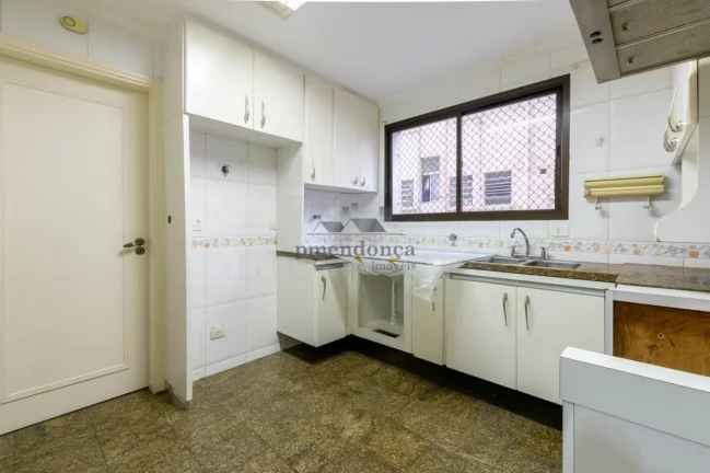 Imagem Apartamento à venda em Higienópolis com 4 suítes e 4 vagas em 213m2