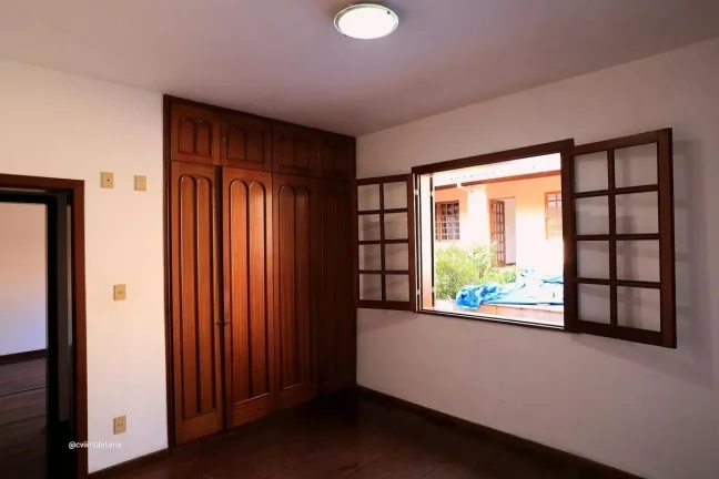 Imagem Casa com aproximadamente 200m² em um lote de 360m² de área, ideal para quem busca espaço, confor...