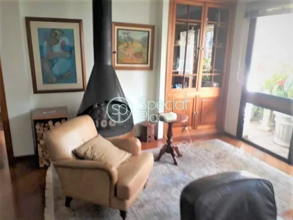 Imagem Apartamento Duplex Primeiro Piso - Amplo living com lareira e terraço, sala de jantar, sala de tv, ...