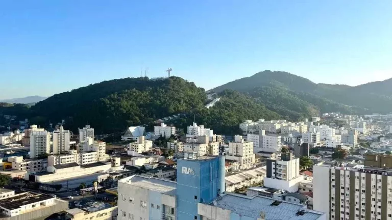 Imagem Apartamento mobiliado de alto padrão com 4 dormitórios e 3 vagas no Centro de Balneário Camboriú