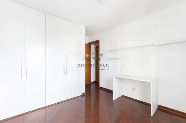 Imagem Belo apartamento com armários embutidos, arejado e iluminado. Amplo living para 02 ambientes, terra...