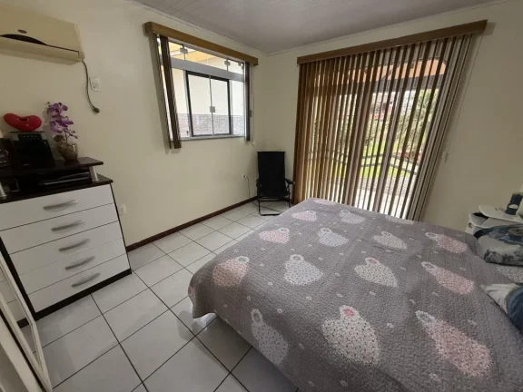 Imagem Chácara com 45.127m² sobre ela está construído uma casa com 3 quartos (1 suíte), piscina e 2 chalés independentes da casa, no bairro Gravatá de Penha - Adriano Carpes Imóveis vende!