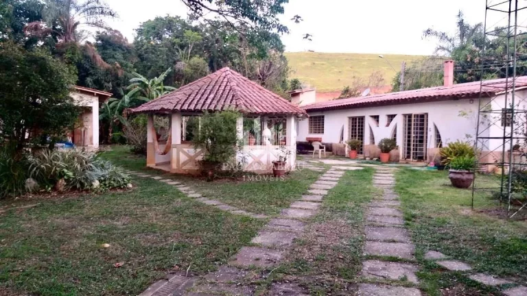 Imagem Chácara de Alto Padrão, 2.400M², 5 Dormitórios com 3 Suítes, em Socorro-SP