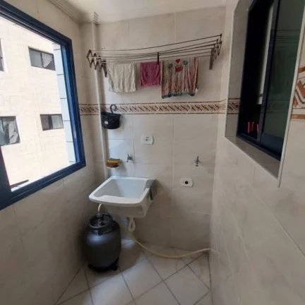Imagem Este charmoso apartamento, totalmente mobiliado, oferece o equilíbrio perfeito entre conforto, praticidade e localização privilegiada. A poucos passos da praia – apenas 160 metros – conta com uma linda piscina. Agende sua visita e venha conhecer!