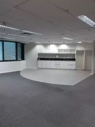 Imagem Laje Comercial de Alto Padrão em Pinheiros, São Paulo-SP: 5 Salas, 13 Banheiros, 21 Vagas de Garagem - 775m²