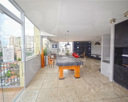 Imagem Cobertura duplex, ampla, bem distribuída com piso de tacos, armários embutidos, gabinete nos banhe...