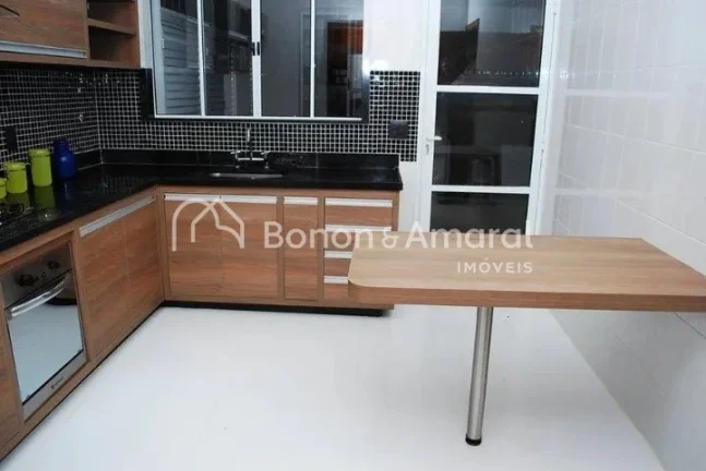 Imagem Casa ampla estilo sobrado com 375 m² de área construída, 4 quartos suítes, sendo 2 deles com hid...