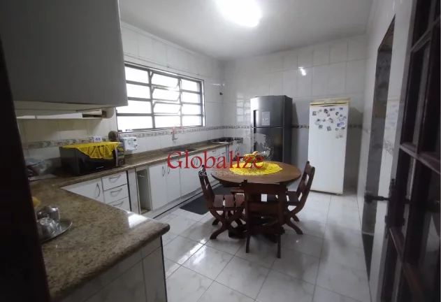 Imagem Belíssimo sobrado em Santos no bairro do Embaré com 4 dormitórios, duas suítes, duas vagas e quintal com churrasqueira à venda por R$ 1.490.000,00
