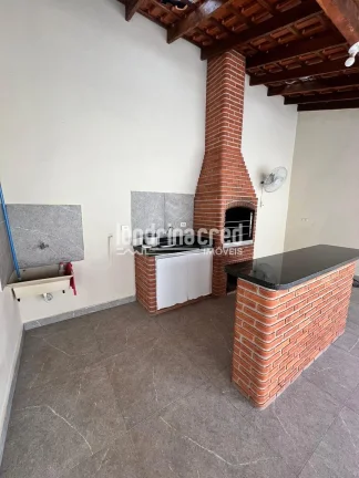 Imagem Casa à venda na Zona Leste de Londrina com 3 quartos, 2 banheiros, cozinha com armários, churrasqueira, quarto e banheiro nos fundos, em terreno de 250m²