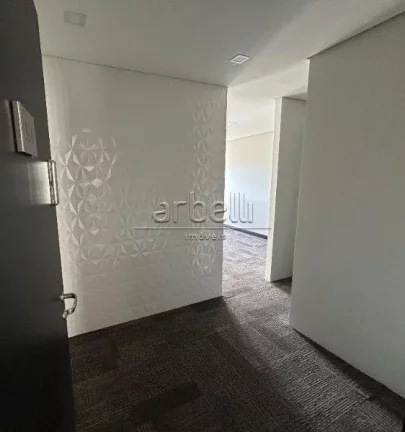 Imagem Sala comercial com 37M², piso elevado,1 banheiro, mini copa, varanda, fechadura eletrônica e 1 vag...