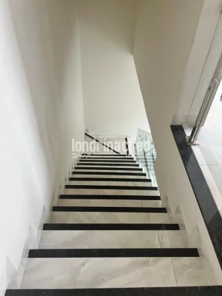 Imagem Sobrado com 3 quartos (1 suíte), 120m² de construção, acabamento moderno e excelente localização na região sul de Londrina
