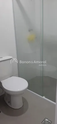 Imagem Imóvel espaçoso com 2 dormitórios, sendo 1 suíte, e 2 banheiros no total. O apartamento está be...