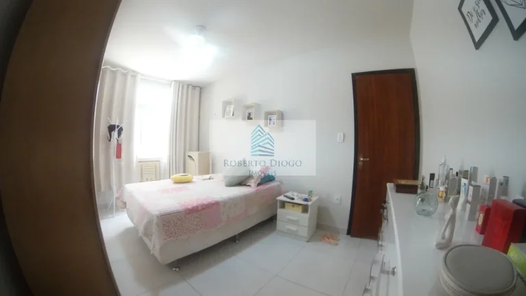 Imagem Venda de casa em São Francisco, Niterói-RJ: 2 quartos, 1 suíte, 2 salas, 3 banheiros, 4 vagas de garagem, 100m². Confira!
