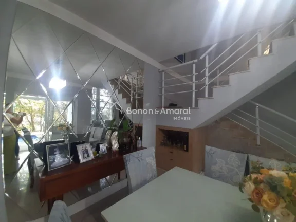 Imagem Lindo sobrado em condomínio tranquilo, com segurança 24 horas e excelente localização! A apenas ...