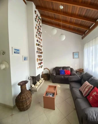 Imagem Casa com 4 dormitórios sendo 3 suítes e 4 vagas de garagem, a 200m do mar em Bombinhas/SC