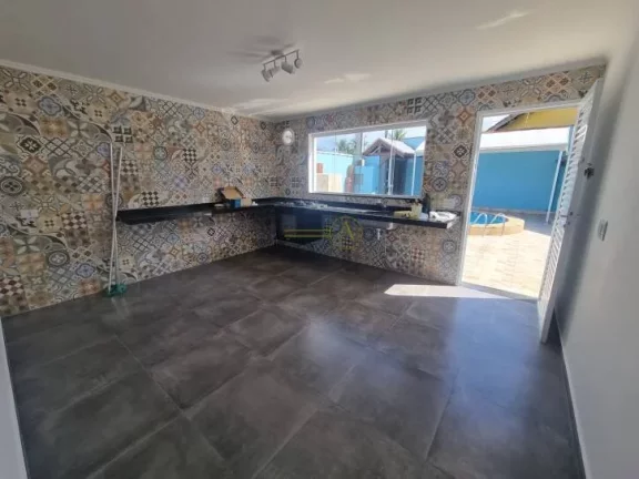 Imagem Casa térrea, alto padrão, de esquina e apenas 150 metros da praia, à venda