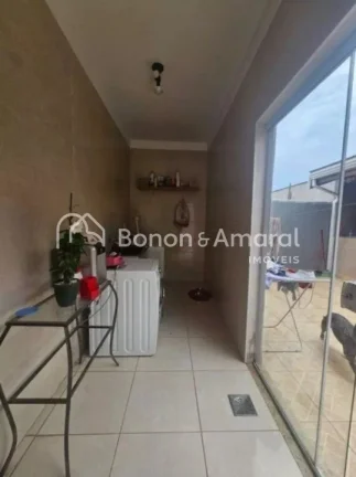Imagem Linda casa totalmente reformada, localizada na parte alta do bairro, em região tranquila e de excel...