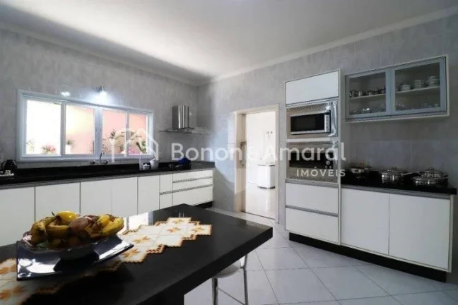 Imagem Casa à venda em condomínio fechado em Campinas - SP. 
Linda casa assobradada com amplo living para...