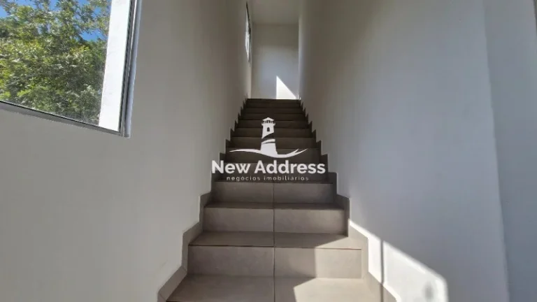 Imagem Casa triplex com vista privilegiada de Vila Velha, sala ampla, suíte com closet e garagem para até 3 carros. Imóvel espaçoso e bem distribuído.