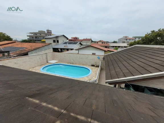 Imagem Casa com Piscina no centro de Itapoá