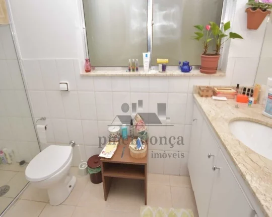 Imagem Apartamento Ensolarado, amplo, e muito conservado...possui sala para dois ambientes, 03 dormitórios...