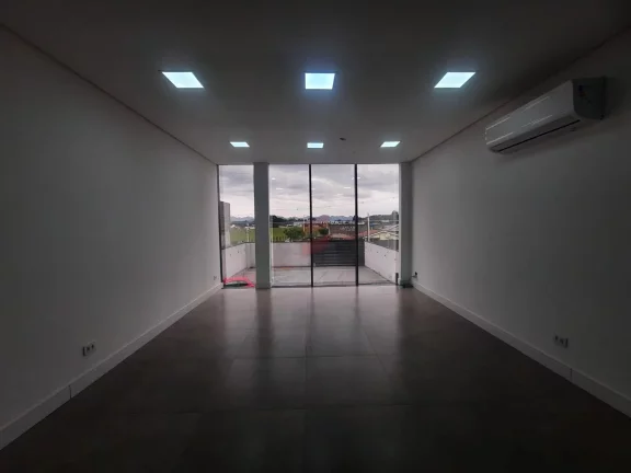 Imagem Excelente Barracão medindo 786m² sendo 490m² térreo e 288,65m² no 2° pavimento.Térreo contém 6 salas, 1 cozinha, 1 refeitório, 3 bwc.2° pavimento contém 6 salas, 1 cozinha, 3 bwc.Barracão todo mobiliado com 7 metros de pé direito. 