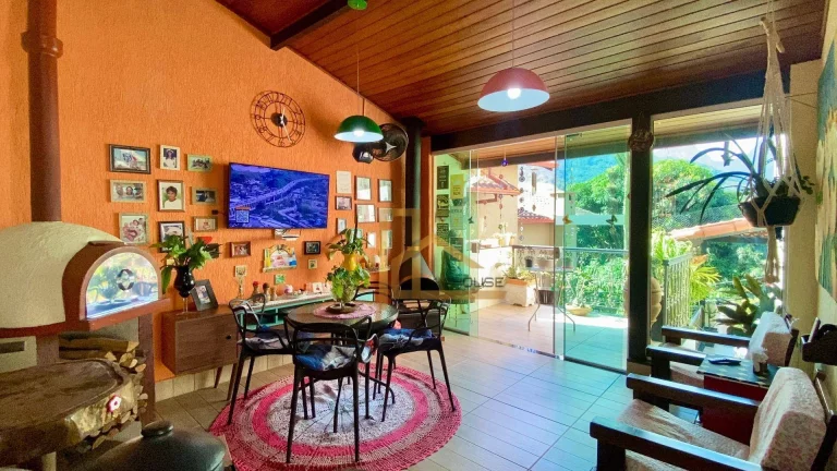 Imagem Aconchegante casa com 3 quartos em condomínio Clube, com Vista Perene Para a Mulher de Pedras em Vargem Grande Teresópolis-RJ.