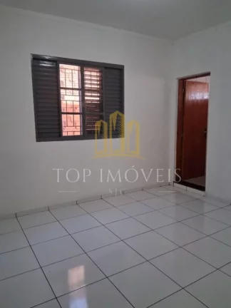 Imagem Espaçosa casa três dormitórios próximo ao shopping oriente