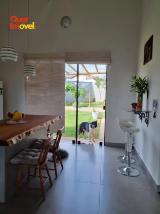 Imagem Oportunidade imperdível: Casa à venda na City Ribeirão, zona leste de Ribeirão Preto-SP. 2 quartos, 1 suíte, ampla sala, 2 banheiros, 4 vagas de garagem. 125,72 m² de área. Quer Imóvel Negócios Imobiliários.