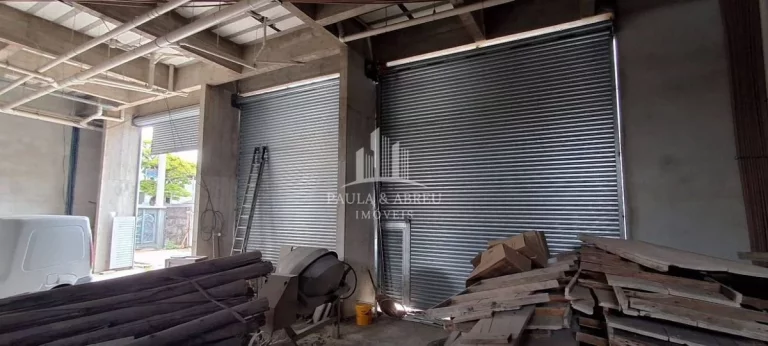 Imagem Aluga-se Galpão 240m², Fachada 17mts, 2 Banheiros (PNE), 6 vagas para clientes, Pé D. 5 mts, estrutura para fazer mezanino, Na Principal Av. de Ribeirão Pires-SP