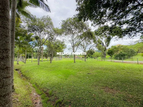 Imagem Sítio à venda em Camboriú-SC com 15.595m². Um verdadeiro paraíso com 6 lagoas, pomar e móveis rústicos.