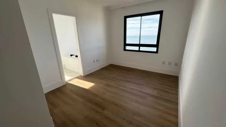 Imagem Apartamento com 4 suítes sendo 1 master e 3 vagas de garagem em Meia Praia - Itapema/SC