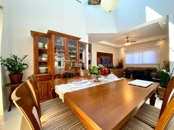 Imagem Linda casa à venda no Swiss Park em Campinas - SP.

Casa recém construída com sala com pé direit...