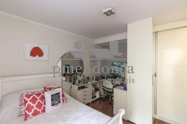 Imagem Apartamento um por andar, 265m² útil, living para 03 ambientes, piso de tábuas largas corridas de...