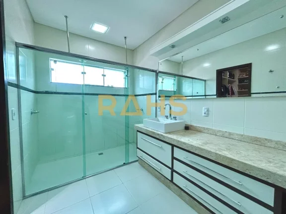 Imagem Ótima casa averbada localizada no bairro Floresta em Joinville, próximo a rua Farroupilha. Conta c...