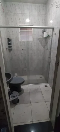 Imagem casa a venda com dois pontos comerciais no fundo