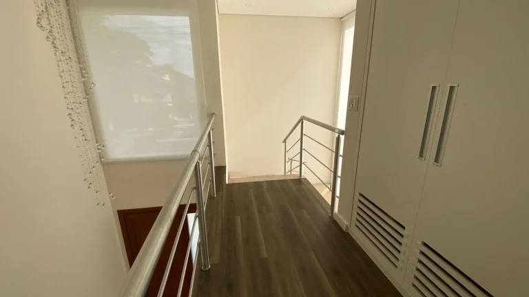 Imagem Casa a venda com 3 Quartos ( Suítes), 6 Vagas. Granja Viana.