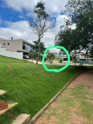 Imagem CondomÃ­nio envolto por Ã¡reas verdes, vizinho ao ColÃ©gio Visconde de Porto Seguro. Oferece ampla Ã...